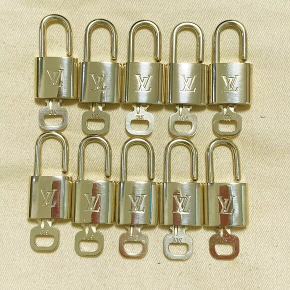 LOUIS VUITTON LV 10 SET PADLOCK CADENA KEY BAG CHARM GOLD PLATED FRANCE 33PDA123 - Picture 1 of 4